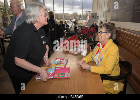 Windermere Cumbria UK 25 novembre 2018 Windermere Cabines ,Prue Leith tournée de lecture .signature:Crédit Gordon Shoosmith/Alamy Live News Banque D'Images