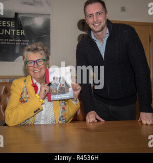 Windermere Cumbria UK 25 novembre 2018 Windermere Cabines ,Prue Leith tournée de lecture .signature:Crédit Gordon Shoosmith/Alamy Live News Banque D'Images