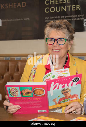 Windermere Cumbria UK 25 novembre 2018 Windermere Cabines ,Prue Leith tournée de lecture .signature:Crédit Gordon Shoosmith/Alamy Live News Banque D'Images