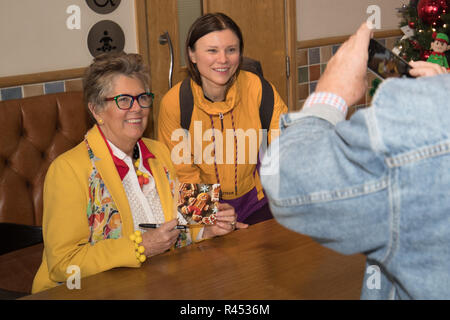 Windermere Cumbria UK 25 novembre 2018 Windermere Cabines ,Prue Leith tournée de lecture .signature:Crédit Gordon Shoosmith/Alamy Live News Banque D'Images