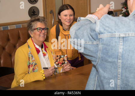 Windermere Cumbria UK 25 novembre 2018 Windermere Cabines ,Prue Leith tournée de lecture .signature:Crédit Gordon Shoosmith/Alamy Live News Banque D'Images