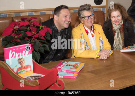 Windermere Cumbria UK 25 novembre 2018 Windermere Cabines ,Prue Leith tournée de lecture .signature:Crédit Gordon Shoosmith/Alamy Live News Banque D'Images