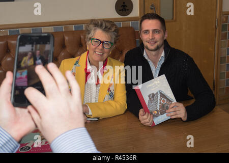 Windermere Cumbria UK 25 novembre 2018 Windermere Cabines ,Prue Leith tournée de lecture .signature:Crédit Gordon Shoosmith/Alamy Live News Banque D'Images