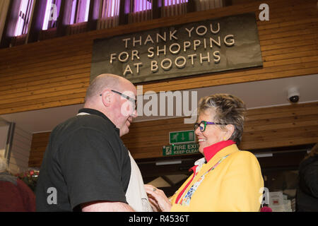 Windermere Cumbria UK 25 novembre 2018 Windermere Cabines ,Prue Leith tournée de lecture .signature:Crédit Gordon Shoosmith/Alamy Live News Banque D'Images