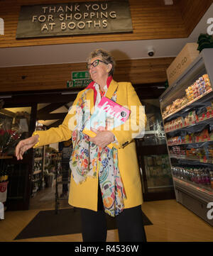 Windermere Cumbria UK 25 novembre 2018 Windermere Cabines ,Prue Leith tournée de lecture .signature:Crédit Gordon Shoosmith/Alamy Live News Banque D'Images