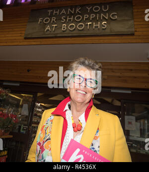 Windermere Cumbria UK 25 novembre 2018 Windermere Cabines ,Prue Leith tournée de lecture .signature:Crédit Gordon Shoosmith/Alamy Live News Banque D'Images