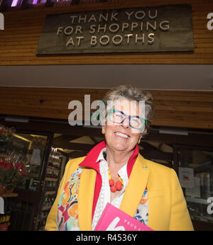 Windermere Cumbria UK 25 novembre 2018 Windermere Cabines ,Prue Leith tournée de lecture .signature:Crédit Gordon Shoosmith/Alamy Live News Banque D'Images