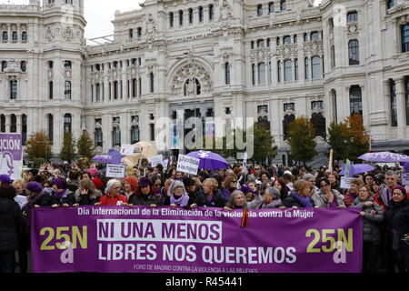 Madrid, aux Pays-Bas. 25 novembre 2018. La manifestation appelée à Madrid contre la violence de l'homme, qui est fréquenté par des milliers de personnes et des représentants des partis politiques et des syndicats, ainsi que de nombreux groupes sociaux, a commencé peu avant midi sous le slogan "Pas un de moins, nous nous voulons" le Nov 25, 2018 à Madrid, Espagne Credit : Jesús Encarna/Alamy Live News Banque D'Images