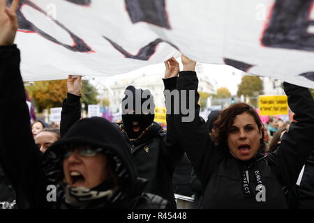 Madrid, aux Pays-Bas. 25 novembre 2018. La manifestation appelée à Madrid contre la violence de l'homme, qui est fréquenté par des milliers de personnes et des représentants des partis politiques et des syndicats, ainsi que de nombreux groupes sociaux, a commencé peu avant midi sous le slogan "Pas un de moins, nous nous voulons" le Nov 25, 2018 à Madrid, Espagne Credit : Jesús Encarna/Alamy Live News Banque D'Images