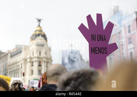 Madrid, aux Pays-Bas. 25 novembre 2018. La manifestation appelée à Madrid contre la violence de l'homme, qui est fréquenté par des milliers de personnes et des représentants des partis politiques et des syndicats, ainsi que de nombreux groupes sociaux, a commencé peu avant midi sous le slogan "Pas un de moins, nous nous voulons" le Nov 25, 2018 à Madrid, Espagne Credit : Jesús Encarna/Alamy Live News Banque D'Images