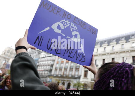 Madrid, aux Pays-Bas. 25 novembre 2018. La manifestation appelée à Madrid contre la violence de l'homme, qui est fréquenté par des milliers de personnes et des représentants des partis politiques et des syndicats, ainsi que de nombreux groupes sociaux, a commencé peu avant midi sous le slogan "Pas un de moins, nous nous voulons" le Nov 25, 2018 à Madrid, Espagne Credit : Jesús Encarna/Alamy Live News Banque D'Images