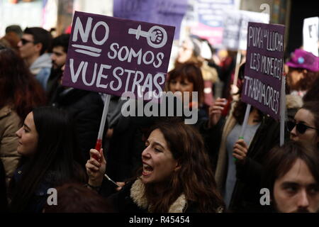 Madrid, aux Pays-Bas. 25 novembre 2018. La manifestation appelée à Madrid contre la violence de l'homme, qui est fréquenté par des milliers de personnes et des représentants des partis politiques et des syndicats, ainsi que de nombreux groupes sociaux, a commencé peu avant midi sous le slogan "Pas un de moins, nous nous voulons" le Nov 25, 2018 à Madrid, Espagne Credit : Jesús Encarna/Alamy Live News Banque D'Images