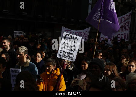 Madrid, aux Pays-Bas. 25 novembre 2018. La manifestation appelée à Madrid contre la violence de l'homme, qui est fréquenté par des milliers de personnes et des représentants des partis politiques et des syndicats, ainsi que de nombreux groupes sociaux, a commencé peu avant midi sous le slogan "Pas un de moins, nous nous voulons" le Nov 25, 2018 à Madrid, Espagne Credit : Jesús Encarna/Alamy Live News Banque D'Images