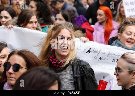 Madrid, aux Pays-Bas. 25 novembre 2018. La manifestation appelée à Madrid contre la violence de l'homme, qui est fréquenté par des milliers de personnes et des représentants des partis politiques et des syndicats, ainsi que de nombreux groupes sociaux, a commencé peu avant midi sous le slogan "Pas un de moins, nous nous voulons" le Nov 25, 2018 à Madrid, Espagne Credit : Jesús Encarna/Alamy Live News Banque D'Images