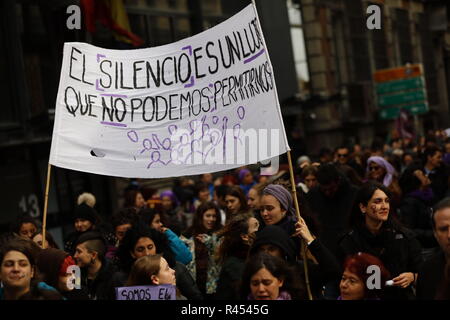 Madrid, aux Pays-Bas. 25 novembre 2018. La manifestation appelée à Madrid contre la violence de l'homme, qui est fréquenté par des milliers de personnes et des représentants des partis politiques et des syndicats, ainsi que de nombreux groupes sociaux, a commencé peu avant midi sous le slogan "Pas un de moins, nous nous voulons" le Nov 25, 2018 à Madrid, Espagne Credit : Jesús Encarna/Alamy Live News Banque D'Images