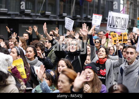 Madrid, aux Pays-Bas. 25 novembre 2018. La manifestation appelée à Madrid contre la violence de l'homme, qui est fréquenté par des milliers de personnes et des représentants des partis politiques et des syndicats, ainsi que de nombreux groupes sociaux, a commencé peu avant midi sous le slogan "Pas un de moins, nous nous voulons" le Nov 25, 2018 à Madrid, Espagne Credit : Jesús Encarna/Alamy Live News Banque D'Images