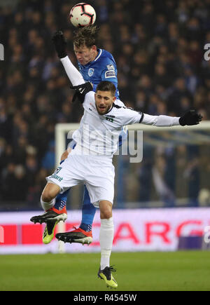 GENK, BELGIQUE - le 24 novembre : Sander Berge et Dylan De Belder lutte pour le ballon au cours de la Jupiler Pro League match day 16 entre KRC Genk et Cercle Brugge le 24 novembre 2018 à Genk, en Belgique. (Photo de Vincent Van Doornick/Isosport) Credit : Pro Shots/Alamy Live News Crédit : Pro Shots/Alamy Live News Banque D'Images