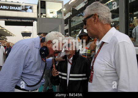 Abu Dhabi, EAU, 25 novembre 2018.Sport Grand Prix de Formule 1 Abu Dhabi 2018 Dans le pic : Laurent Promenade (CAN) père de lance de marche (CDN), Point de course Force India F1 Team Investor, Bernie Ecclestone (GBR) et Marco Tronchetti Provera (ITA), Président de Pirelli Crédit : LaPresse/Alamy Live News Banque D'Images