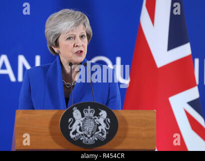 Bruxelles, Belgique. 25Th Nov, 2018. Le Premier ministre britannique Theresa adresses mai une conférence de presse à la fin d'un Brexit sommet à Bruxelles, Belgique, le 25 novembre 2018. Les dirigeants européens ont approuvé le dimanche le Brexit accord à l'Union européenne (UE), au sommet d'une percée majeure depuis la Grande-Bretagne et l'UE longue négociation Brexit a commencé il y a un an et demi. Credit : Ye Pingfan/Xinhua/Alamy Live News Banque D'Images