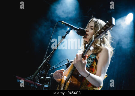 La Suisse, Soleure - le 24 novembre 2018. Le chanteur et compositeur britannique Maisie Peters effectue un concert live au Kofmehl à Soleure. (Photo crédit : Gonzales Photo - Tilman Jentzsch). Gonzales : Crédit Photo/Alamy Live News Banque D'Images