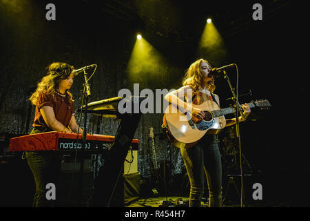 La Suisse, Soleure - le 24 novembre 2018. Le chanteur et compositeur britannique Maisie Peters effectue un concert live au Kofmehl à Soleure. (Photo crédit : Gonzales Photo - Tilman Jentzsch). Gonzales : Crédit Photo/Alamy Live News Banque D'Images