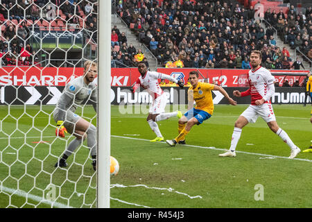 UTRECHT, Stadion Galgenwaard, 25-11-2018, le football, l'Eredivisie néerlandaise, la saison 2018 / 2019. Joueur du FC Utrecht 3-0 par Gyrano Kerk pendant le match Utrecht - De Graafschap. Credit : Pro Shots/Alamy Live News Banque D'Images