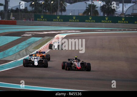 Abu Dhabi, EAU, 25 novembre 2018.Sport Grand Prix de Formule 1 Abu Dhabi 2018 Dans le pic : Lance Promenade (CDN) Williams FW40 et Kevin Magnussen (DEN) Haas VF-18 F1 Team Crédit : LaPresse/Alamy Live News Banque D'Images