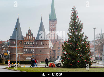 25 novembre 2018, le Schleswig-Holstein, Lübeck : le "sapin" Kotka, depuis 26 ans régulièrement les cadeau de Noël Finlandais de Lübeck ville jumelle Kotka, se dresse en face de l'Holstentor. Le 28 novembre, ses quelque 8000 voyants LED sont à être mis sous tension pour l'éclairage de Noël. Photo : Markus Scholz/dpa Banque D'Images