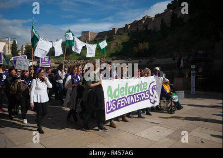 Malaga, Malaga, Espagne. 25Th Nov, 2018. Les protestataires sont vues tenant une bannière au cours de la protestation à commémore la Journée internationale pour l'élimination de la violence contre les femmes. Credit : Jésus Merida/SOPA Images/ZUMA/Alamy Fil Live News Banque D'Images