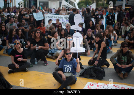 Malaga, Malaga, Espagne. 25Th Nov, 2018. Les protestataires sont vus bloquant la rue principale qu'ils prennent part au cours de la manifestation pour célébrer la Journée internationale pour l'élimination de la violence contre les femmes. Credit : Jésus Merida/SOPA Images/ZUMA/Alamy Fil Live News Banque D'Images