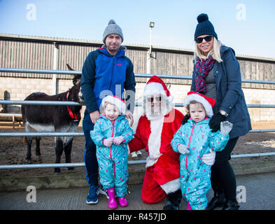 Liscarroll, Cork, Irlande. 25-11-2018. Sean, Cara, Freya et Claire Twomey rencontrer le Père Noël à l'artisanat de Noël annuelle et salon de l'alimentation tenue à l'Donkey Sanctuary, Liscarroll, Espagne Crédit : David Creedon/Alamy Live News Banque D'Images