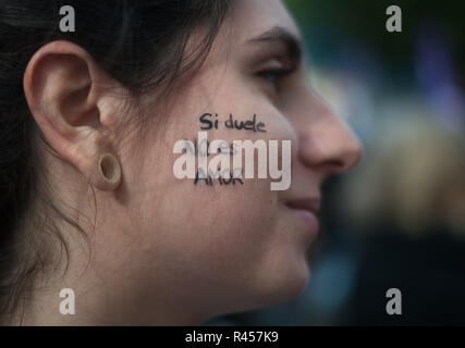 Malaga, Malaga, Espagne. 25Th Nov, 2018. Une femme est vu avec les mots écrits sur sa joue en disant si ça fait mal, ce n'est pas l'amour comme elle prend part au cours de la manifestation pour célébrer la Journée internationale pour l'élimination de la violence contre les femmes. Credit : Jésus Merida/SOPA Images/ZUMA/Alamy Fil Live News Banque D'Images