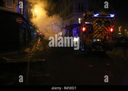 Paris, France, Paris, France, 25 novembre 2018 - Paris les équipes de nettoyage Nettoyer les débris et des barricades et nettoyer le long des Champs-Elysées et proche de l'Arc de Triomphe le dimanche matin, le jour après un violent mouvement de protestation des militants anti-randonnée de carburant. Le samedi 24 novembre 5000 gilet 'jaunes'' les manifestants avaient convergé sur l'avenue parisienne qui manifestent contre une augmentation de la taxe sur le carburant avec la violence à l'éclater entre eux et la police. Credit : ZUMA Press, Inc./Alamy Live News Banque D'Images