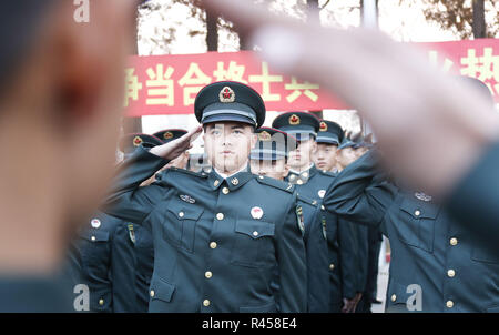 26 novembre 2018 - Shanghai, Shanghai, Chine - HuaiÃ¢â€™an, Chine-plus de 350 nouveaux soldats participent à la cérémonie d'investiture de Huai'an, à l'est ChinaÃ¢â€ Province de Jiangsu. (Crédit Image : © SIPA l'Asie via Zuma sur le fil) Banque D'Images