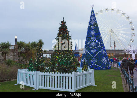Bournemouth, Dorset, UK. 25Th Nov 2018. Bournemouth's premier sapin de Noël merveilleux avec plus de 100 arbres scintillants et illuminations. Certains arbres sont à thème pour représenter les six villes du monde - groupe d'arbres avec St Petersburg arbre dans la partie inférieure des jardins et la grande roue, roue à l'arrière-plan. Les visiteurs peuvent suivre le sentier. Banque D'Images