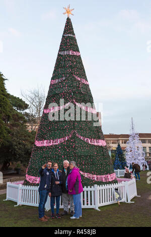Bournemouth, Dorset, UK. 25Th Nov 2018. Bournemouth's premier sapin de Noël merveilleux avec plus de 100 arbres scintillants et illuminations. Certains arbres sont à thème pour représenter les six villes du monde - c'est l'arbre de Varsovie avec Seattle arbre dans la distance en bas des jardins. Les visiteurs peuvent suivre le sentier. Temps selfies ! Banque D'Images