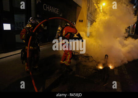 Paris, France, 25 novembre 2018 - Paris les équipes de nettoyage Nettoyer les débris et des barricades et nettoyer le long des Champs-Elysées et proche de l'Arc de Triomphe le dimanche matin, le jour après un violent mouvement de protestation des militants anti-randonnée de carburant. Le samedi 24 novembre 5000 gilet 'jaunes'' les manifestants avaient convergé sur l'avenue parisienne qui manifestent contre une augmentation de la taxe sur le carburant avec la violence à l'éclater entre eux et la police. Credit : ZUMA Press, Inc./Alamy Live News Banque D'Images