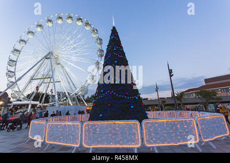 Bournemouth, Dorset, UK. 25Th Nov 2018. Bournemouth's premier sapin de Noël merveilleux avec plus de 100 arbres scintillants et illuminations. Certains arbres sont à thème pour représenter les six villes du monde - c'est l'arbre de Moscou avec grande roue, roue au quai approche. Les visiteurs peuvent suivre le sentier. Banque D'Images