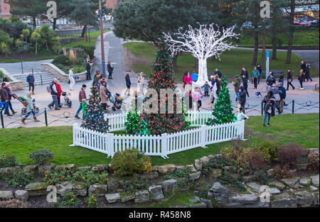 Bournemouth, Dorset, UK. 25Th Nov 2018. Bournemouth's premier sapin de Noël merveilleux avec plus de 100 arbres scintillants et illuminations. Certains arbres sont à thème pour représenter les six villes à travers le monde. Arbre de Lumière et du groupe d'arbres dans les Jardins Bas. Les visiteurs peuvent suivre le sentier. Banque D'Images