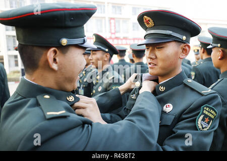 Shanghai, Chine, le 26 novembre, 2018. - Plus de 350 nouveaux soldats participent à la cérémonie d'investiture de Huai'an, province du Jiangsu en Chine de l'Est. Crédit : SIPA Asie/ZUMA/Alamy Fil Live News Banque D'Images