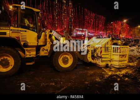 Paris, France, 25 novembre 2018 - Paris les équipes de nettoyage Nettoyer les débris et des barricades et nettoyer le long des Champs-Elysées et proche de l'Arc de Triomphe le dimanche matin, le jour après un violent mouvement de protestation des militants anti-randonnée de carburant. Le samedi 24 novembre 5000 gilet 'jaunes'' les manifestants avaient convergé sur l'avenue parisienne qui manifestent contre une augmentation de la taxe sur le carburant avec la violence à l'éclater entre eux et la police. Credit : ZUMA Press, Inc./Alamy Live News Banque D'Images