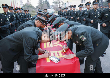 Shanghai, Chine, le 26 novembre, 2018. - Plus de 350 nouveaux soldats participent à la cérémonie d'investiture de Huai'an, province du Jiangsu en Chine de l'Est. Crédit : SIPA Asie/ZUMA/Alamy Fil Live News Banque D'Images