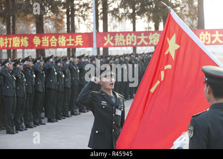 Shanghai, Chine, le 26 novembre, 2018. - Plus de 350 nouveaux soldats participent à la cérémonie d'investiture de Huai'an, province du Jiangsu en Chine de l'Est. Crédit : SIPA Asie/ZUMA/Alamy Fil Live News Banque D'Images