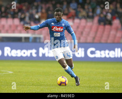 Stadio San Paolo, Naples, Italie. 25Th Nov, 2018. Football Serie A, Naples contre Chievo ; Amadou Diawara de Napoli contrôle la balle : Action Crédit Plus Sport/Alamy Live News Banque D'Images