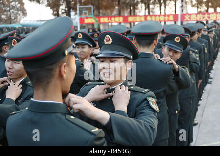 Shanghai, Chine, le 26 novembre, 2018. - Plus de 350 nouveaux soldats participent à la cérémonie d'investiture de Huai'an, province du Jiangsu en Chine de l'Est. Crédit : SIPA Asie/ZUMA/Alamy Fil Live News Banque D'Images