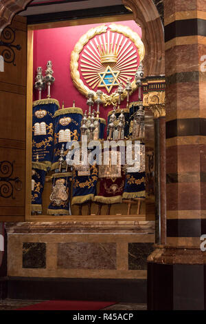 Princes Street Synagogue, Liverpool, UK, 25 novembre 2018.UK. L'intronisation au Bureau du Rabbin Ariel Abel comme ministre de la Congrégation par le rabbin Reibem Livingston. Led d'entretien par Cantor Edwards Marques. Arche ouverte montrant Rouleaux de la Torah. Credit : Rena Pearl/Alamy Live News Banque D'Images