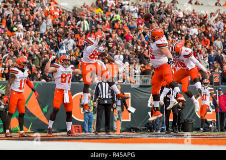 Cincinnati, OH, USA.. Novembre 25th, 2018 : Cleveland Browns tight end David Njoku (85) célèbre avec Cleveland Browns Joel Bitonio offensive guard (75) et le quart-arrière des Cleveland Browns Baker Mayfield (6) dans la zone d'en-but après avoir marqué un touché dans un match entre les Cleveland Browns et les Bengals de Cincinnati le 25 novembre 2018 au Stade Paul Brown à Cincinnati, OH. Adam Lacy/CSM. Credit : Cal Sport Media/Alamy Live News Banque D'Images