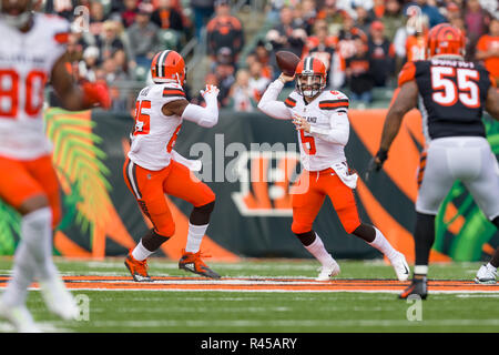 Cincinnati, OH, USA.. Novembre 25th, 2018 : Cleveland Browns quarterback Baker Mayfield (6) passe le ballon dans un match entre les Cleveland Browns et les Bengals de Cincinnati le 25 novembre 2018 au Stade Paul Brown à Cincinnati, OH. Adam Lacy/CSM. Credit : Cal Sport Media/Alamy Live News Banque D'Images