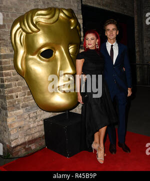 Dianne Buswell et Joe Sugg arrivers à la Children's BAFTA Awards 2018 au Roundhouse le 25 novembre 2018, Londres, Royaume-Uni. Banque D'Images