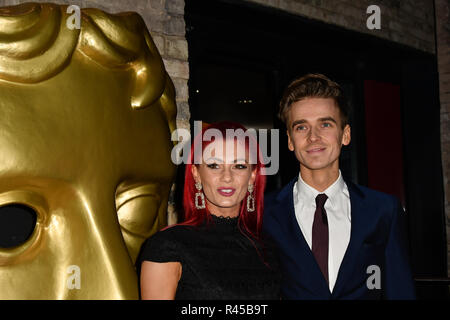 Dianne Buswell et Joe Sugg arrivers à la Children's BAFTA Awards 2018 au Roundhouse le 25 novembre 2018, Londres, Royaume-Uni. Banque D'Images